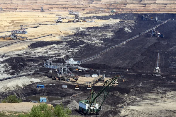 Mina de carbón a cielo abierto con maquinaria y excavadoras industria minera — Foto de Stock