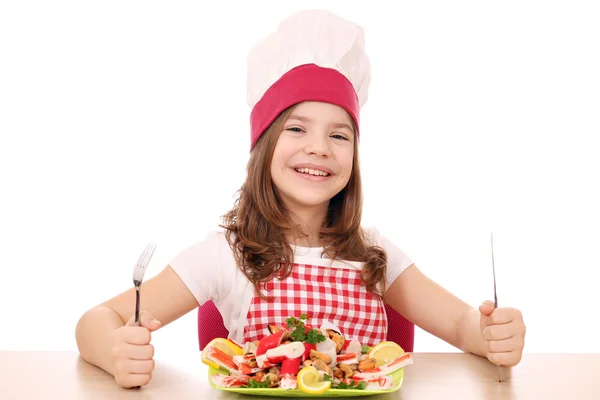 Lycklig liten flicka laga mat med fisk och skaldjur redo för lunch — Stockfoto