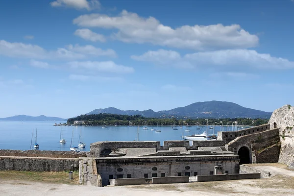 Jachten en zeilboten bekijken van oude Fort Corfu-stad — Stockfoto