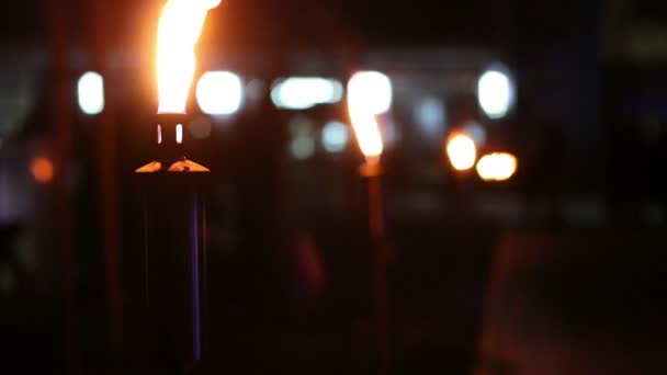 Antorchas llameantes noche — Vídeos de Stock