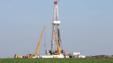 makine ile petrol sondaj platformu