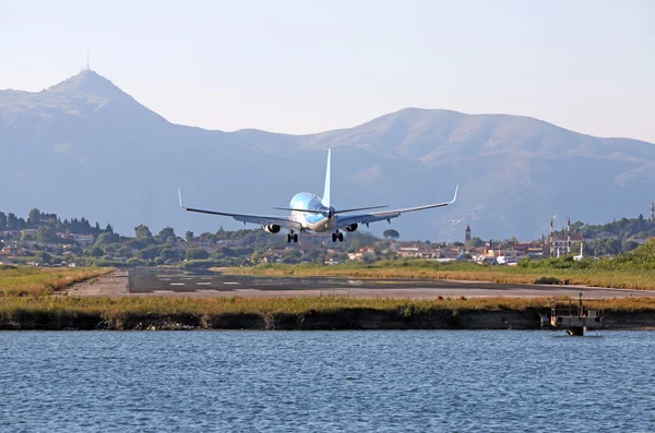 Vliegtuig landing op de luchthaven van Corfu — Stockfoto