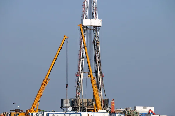 Plataforma de perforación de petróleo terrestre y la industria minera de grúas — Foto de Stock