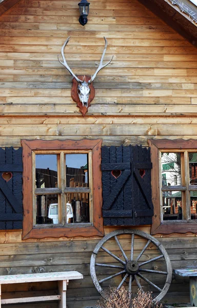 壁に鹿の頭蓋骨トロフィーと古い小屋 — ストック写真