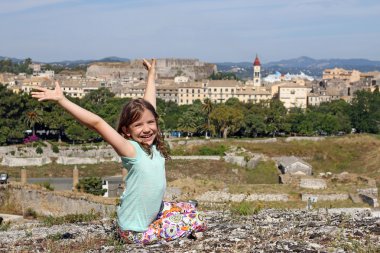 Eski kale Corfu town Yunanistan üzerinde mutlu küçük kız