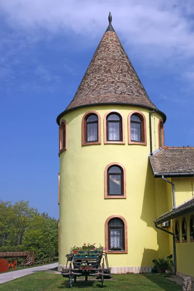 Slottets gula torn Östeuropa — Stockfoto