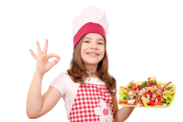 Feliz niña cocinero con mariscos y ok signo de mano —  Fotos de Stock