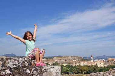 Mutlu küçük kız tatil Corfu town Yunanistan