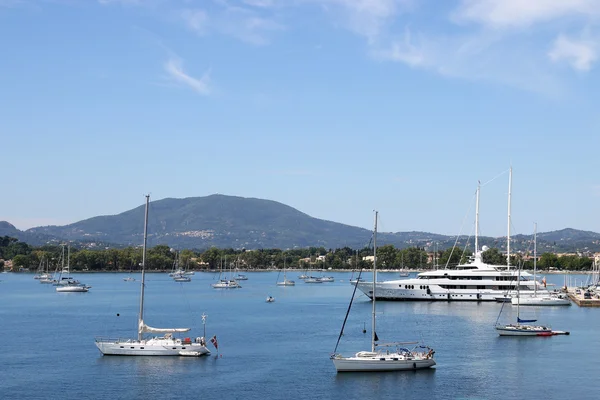 Iates e veleiros Corfu cidade Grécia — Fotografia de Stock