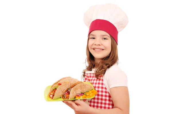 Heureuse petite fille cuisinier avec tacos — Photo
