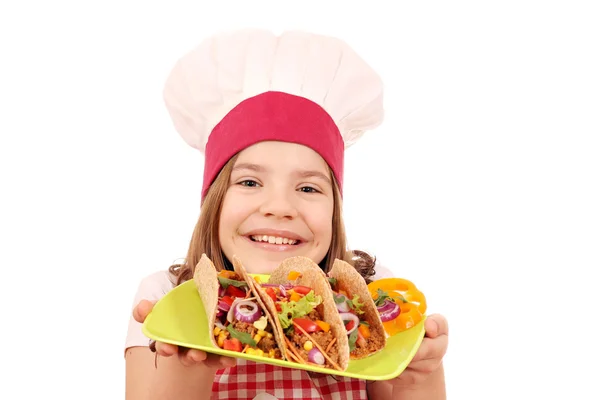 Heureuse petite fille cuisinier avec tacos — Photo