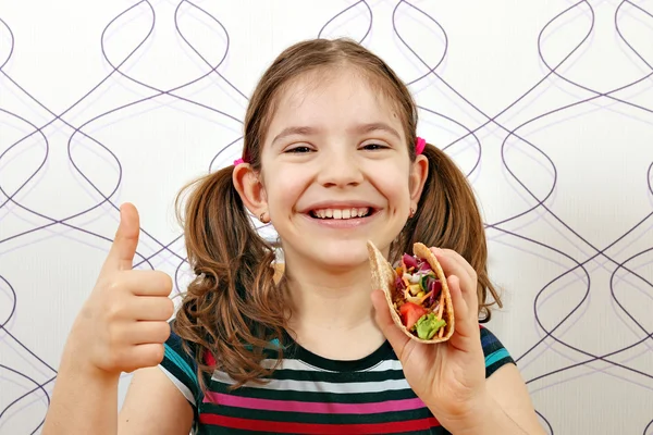 Glückliches kleines Mädchen mit Tacos und Daumen hoch — Stockfoto