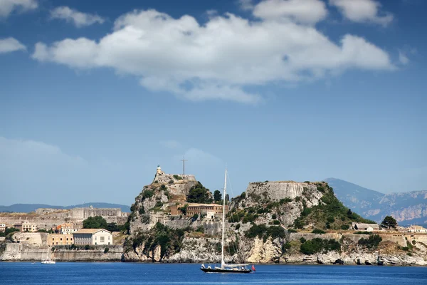 Velero cerca de la antigua fortaleza de Corfú Grecia — Foto de Stock