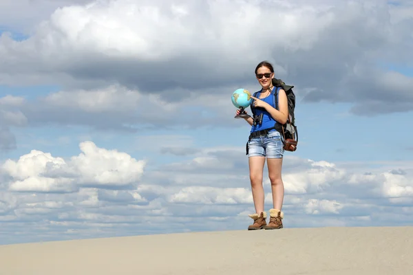 Menina caminhante olhando para um globo onde eles vão viajar — Fotografia de Stock