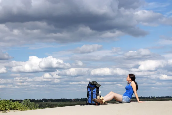 Chica excursionista sentado en la arena y el descanso —  Fotos de Stock