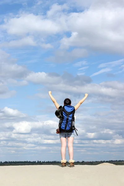 Girl hiker with hands up in desert — Stock Photo, Image