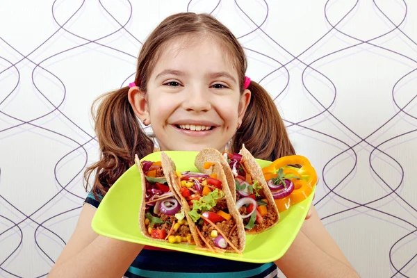 Niña feliz con tacos en el plato — Foto de Stock