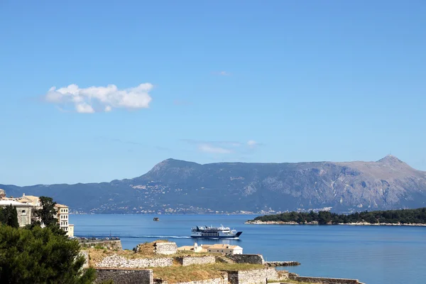 Trajekt plující nedaleko ostrova Korfu letní prázdniny — Stock fotografie