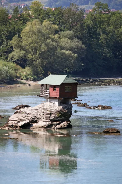 Casa sulla roccia Drina fiume Serbia — Foto Stock
