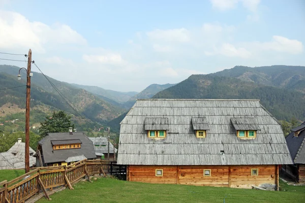 Cabanas de madeira na estação de verão da montanha — Fotografia de Stock