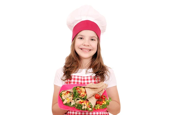 Щаслива маленька дівчинка готує з буррітосом — стокове фото