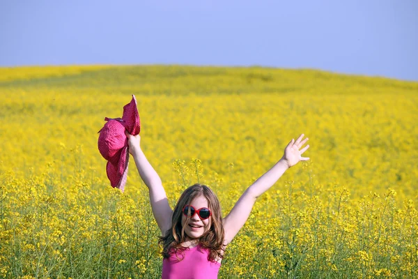 Glückliches kleines Mädchen auf gelben Blumen Feld Sommersaison — Stockfoto