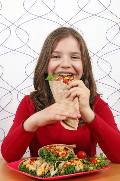 Fome menina comer burritos — Fotografia de Stock