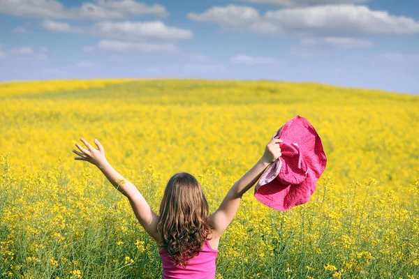 Dziewczynka z rąk się na pole — Zdjęcie stockowe