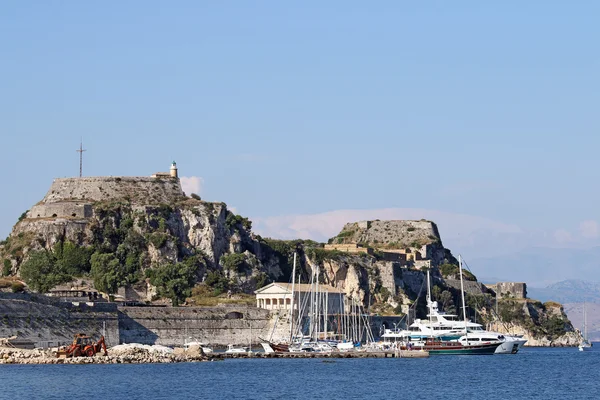 Plachetnic a jachet pod starým městem Korfu pevnost — Stock fotografie