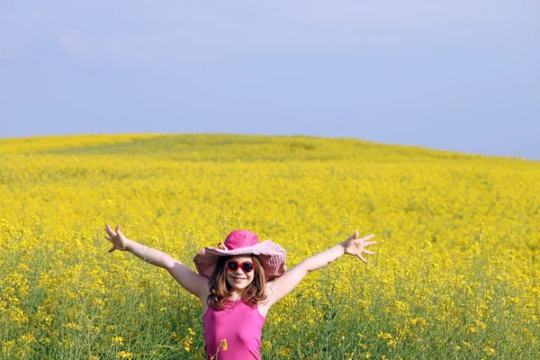 Felice bambina sul campo giallo stagione estiva — Foto Stock