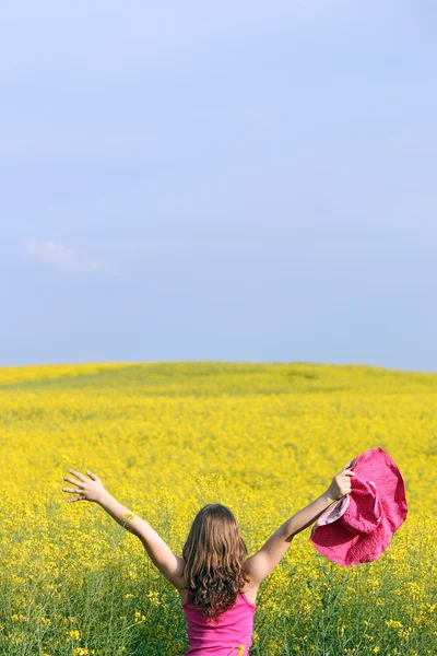 Meisje op geel veld zomer landschap Rechtenvrije Stockafbeeldingen