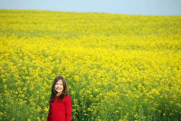 Belle petite fille sur champ jaune saison estivale — Photo