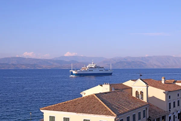 Fergebåtseiling nær Korfu by – stockfoto