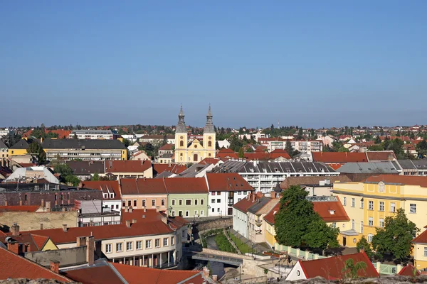 Vieux bâtiments et église paysage urbain Eger Hongrie — Photo