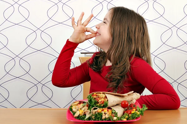 Burrito ve ok el işareti ile mutlu küçük kız — Stok fotoğraf