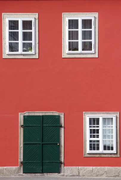Porta velha e janelas casa detalhe — Fotografia de Stock