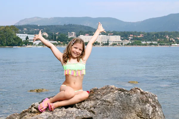 Felice bambina con le mani in alto in vacanza estiva — Foto Stock