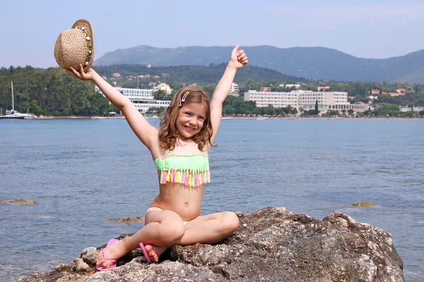 快乐的小女孩，在希腊科孚岛的暑假 — 图库照片