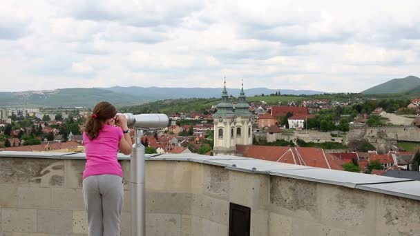Menina olhando através de binóculos de turismo na Eger Hungria — Vídeo de Stock