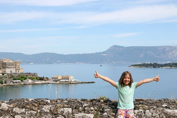 Šťastná holčička s Bravo město Korfu Řecko — Stock fotografie