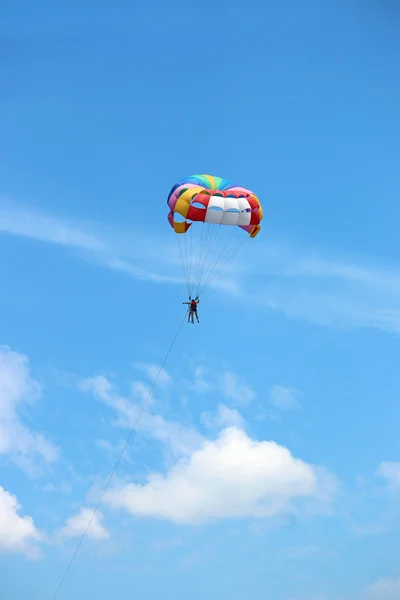 Parasailing blå himmel sommarsäsongen — Stockfoto