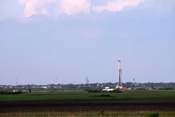 Plataforma de perforación de petróleo terrestre en el campo —  Fotos de Stock