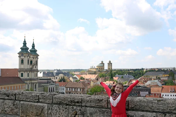 Šťastná holčička s rukama vzhůru na pevnost Eger Maďarsko — Stock fotografie