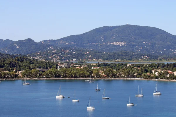 Zeilboten en jachten Garitsa baai Corfu eiland — Stockfoto