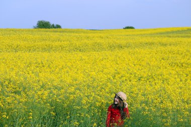güzel küçük kız alan yaz hasır şapka ile sezon