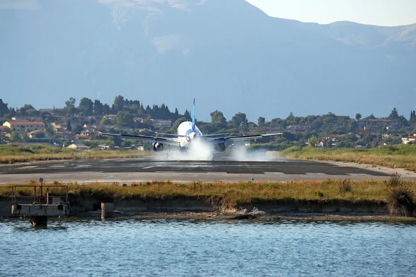 Avión aterrizaje en Corfú aeropuerto Grecia —  Fotos de Stock