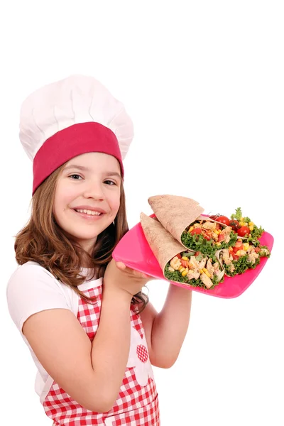 快乐的小女孩用板面卷饼做饭 — 图库照片