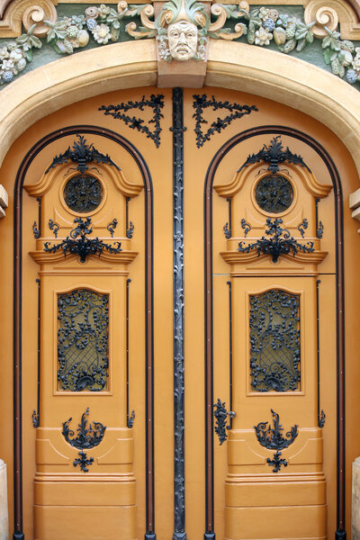 украшенные старые двери Тимишоара Румыния
