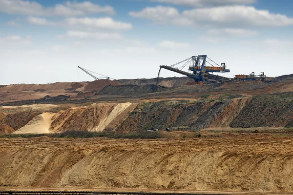 Giant excavator working on open pit coal mine — Stock Photo, Image