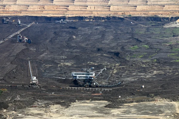 Mina de carbón a cielo abierto con excavadoras y maquinaria — Foto de Stock